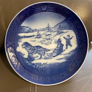 Vintage Royal Copenhagen snow scene decorative plate St Bernard